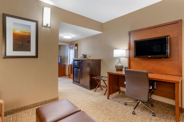 Comfort Suites North image 27